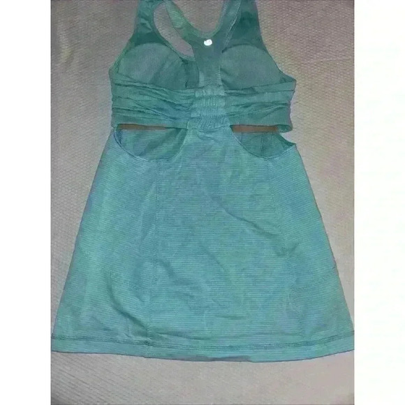 Lululemon Tank Light Blue Teal Top Size 6 Yoga Shirt Built In Bra - Picture 4 of 7